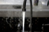 Zo hou je je waterrekening laag terwijl de tarieven stijgen